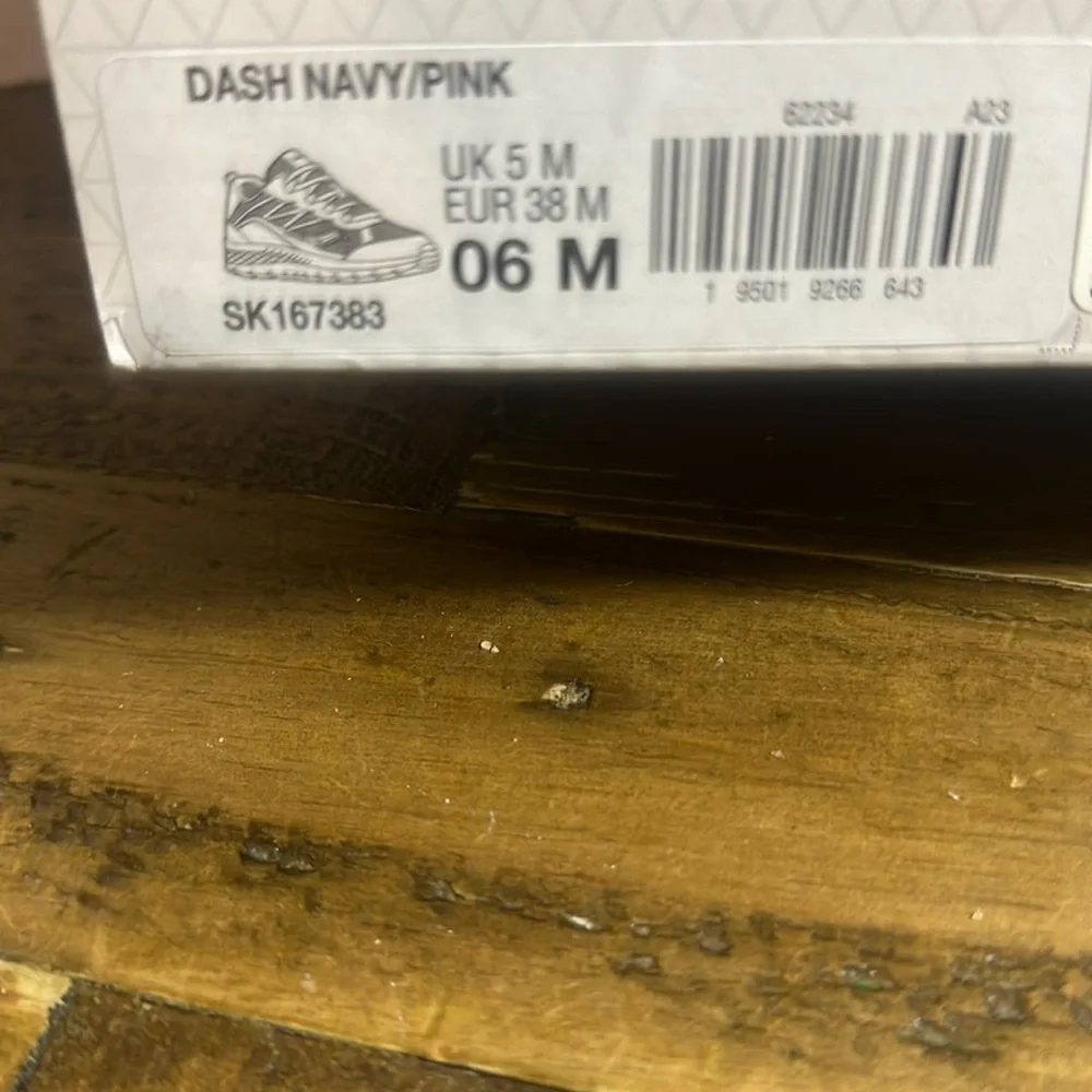 SAUCONY DASH SNEAKERS: NAVY/PINK: NEW IN BOX: SIZE 6